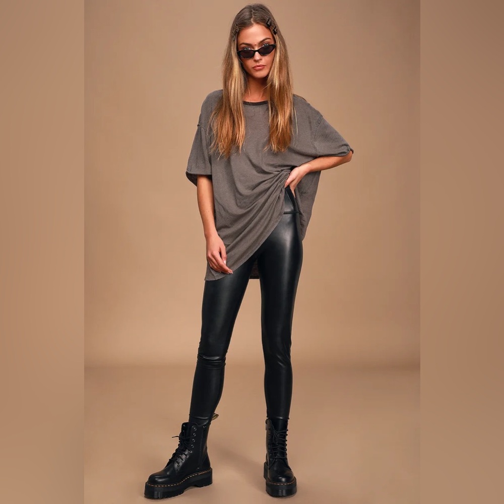 Free people clarity tee
Color charcoal